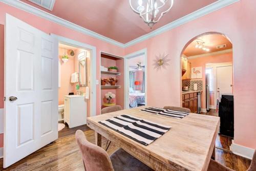 Central Oklahoma City Apartamento | Strawberry Lodge - City card 4 local business