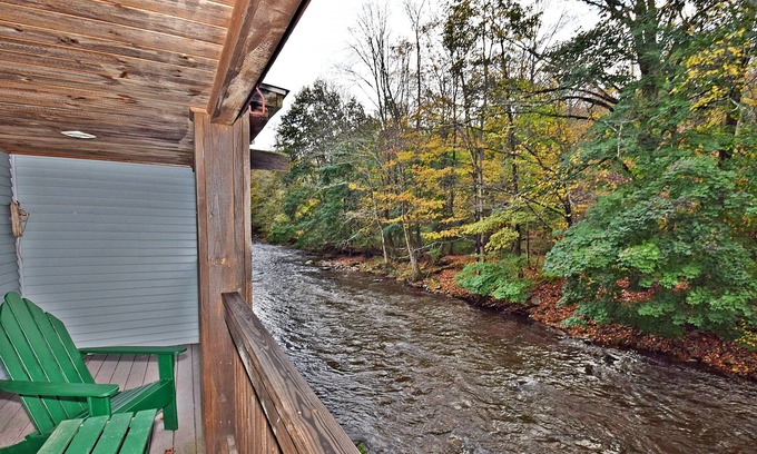 Jeffersonville Casa | Streamfront Elegance And Natural Beauty