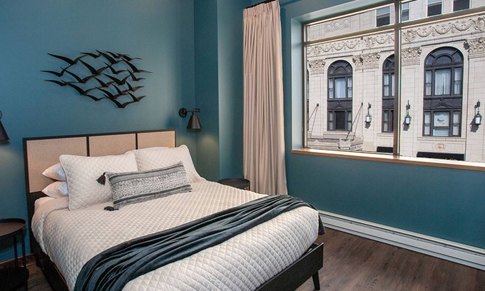 Downtown - Waterfront Apartamento | Street View Queen Suite - Spectacular Views of Downtown Duluth's Superior Street