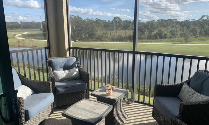 Lakewood Ranch Condominio | Striking 3rd floor 2/bed, 2/bath condo with golf & lake view