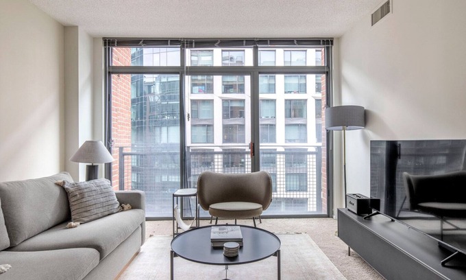 Navy Yard Apartamento | Striking Navy Yard 1BR w/ Roof Pool & W/D, nr Nightlife, by Blueground