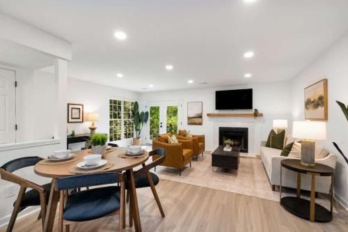 Alpharetta Casa | Stroll to Downtown Alpharetta AND Avalon Shops