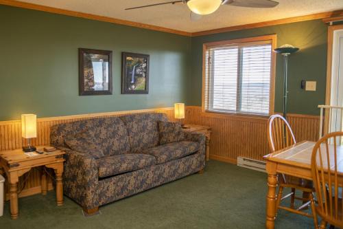 Snowshoe Apartamento | Stroll to Slopes, Village Area, Ski in-out MtLodge 294