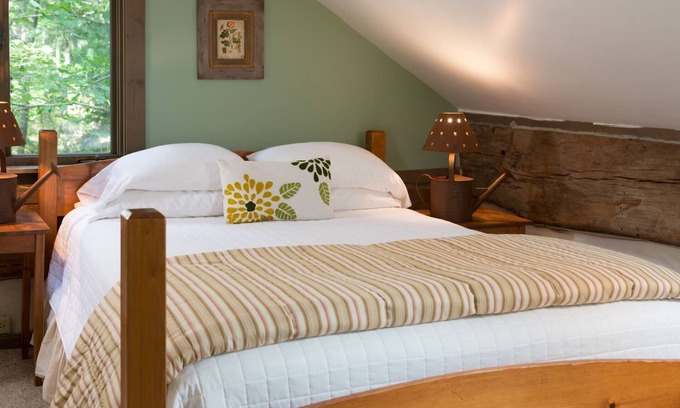 Logan Cabina | Strong Wolf Cabin by The Inn & Spa at Cedar Falls