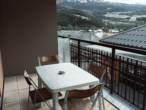 Jausiers Apartamento | Studio à Jausiers avec terrasse, piscine, parking et garage - 4 pers, 27m² - FR-1-165B-44