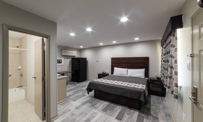 Park Forest - LA North Casa | Studio, 1 King Bed, Kitchenette - Non-Smoking