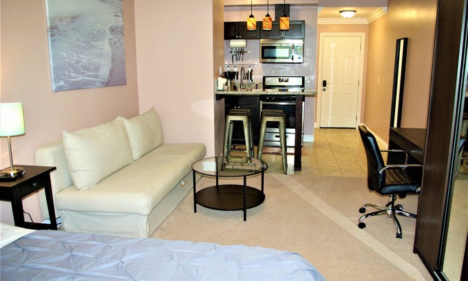 Mira Mesa Apartamento | Studio #2, private entrance/kitchen/bathroom