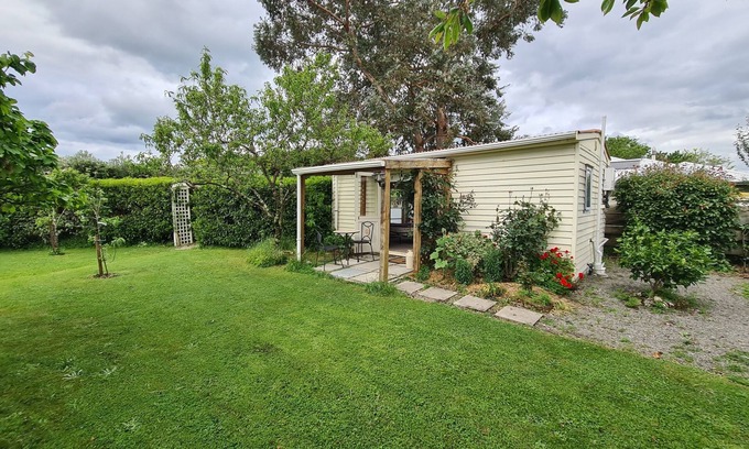 Martinborough Apartamento | Studio 25: una habitación encantadora en un jardín campestre