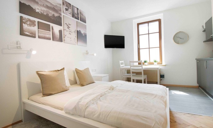 Prutz Apartamento | Studio 3 in Haus Rose: Cozy, family- and pet-friendly.