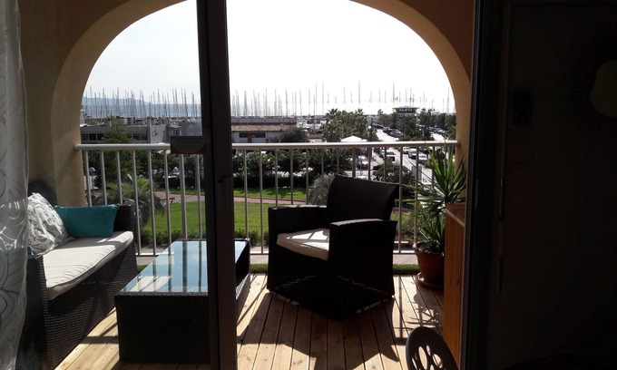Toulon - Hyeres Apartamento | Estudio 4 pers vistas al mar, estacionamiento, wifi, aire acondicionado, ropa de hogar proporcionada.
