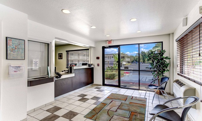 Kissimmee Hotel | Studio 6 Kissimmee, FL - Orlando