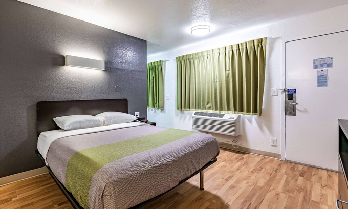 Monroe Hotel | Studio 6 Monroe, LA - Hwy 165