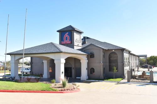 Brenham Hotel | Studio 6 Suites Brenham, TX