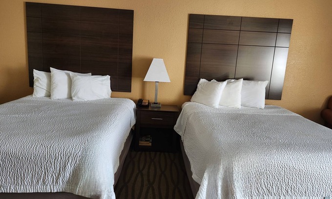Pasadena Hotel | Days Inn & Suites by Wyndham Pasadena