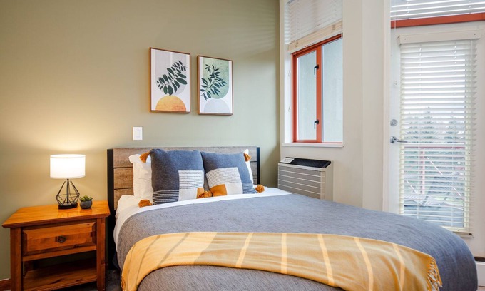 Village North Condominio | Studio | Alpenglow Lodge | Private Balcony w/ Mountain views | AC | Communal Gym | Central Location