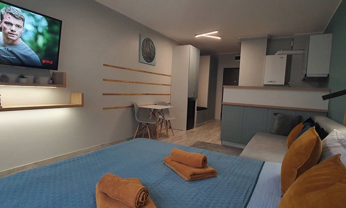Piatra Neamt Apartamento | Studio amplasat în centrul orașului cu vedere la munte.