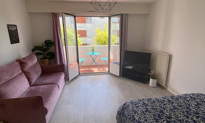 Thorigny-sur-Marne Apartamento | Apartamento estudio 'Grand Studio Avec Loggia' con terraza privada, balcón y Wi-Fi