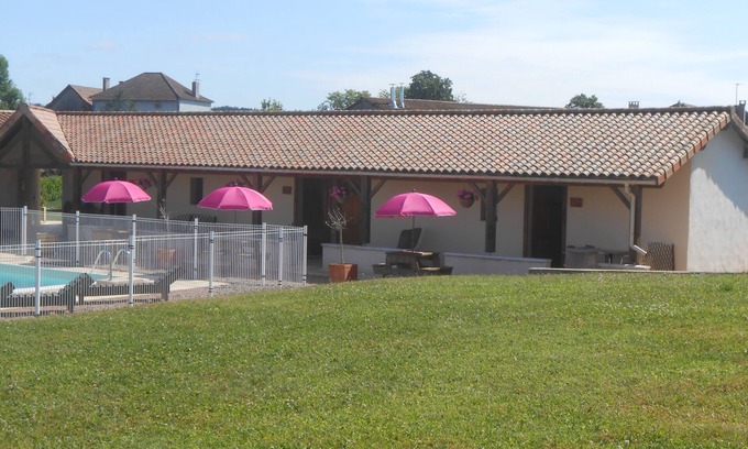 Abjat-sur-Bandiat Apartamento | Estudio Rose en Dordoña, con piscina y magníficas vistas.