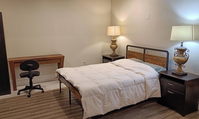 King Apartamento | Studio apartment 3mins from Carrying Place Golf Club & The Manor. Off HW 400