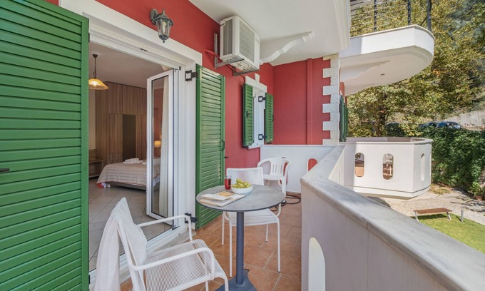 Anthousa Apartamento | Apartamento estudio 'Deluxe 3 Adultos - A' con terraza compartida, Wi-Fi y aire acondicionado.