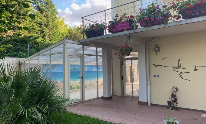 Joinville-le-Pont Apartamento | Apartamento estudio "Indépendant" con terraza privada, piscina climatizada privada y Wi-Fi