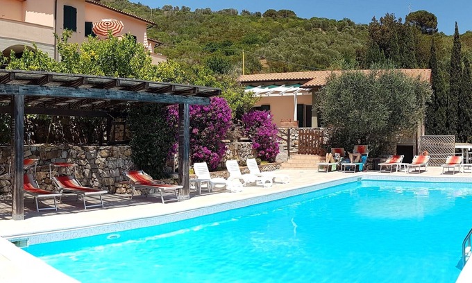 Vigne Giunche Apartamento | Estudio en una residencia con piscina. Posición panorámica con vista al mar.