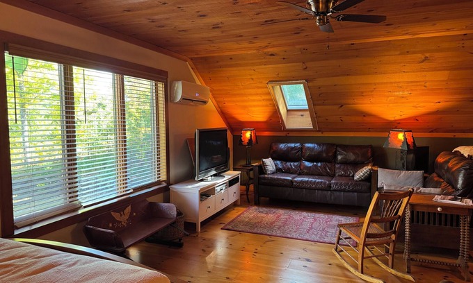 Keene Apartamento | Studio Apartment in Heart of High Peaks - Perfect Basecamp for Hikers!