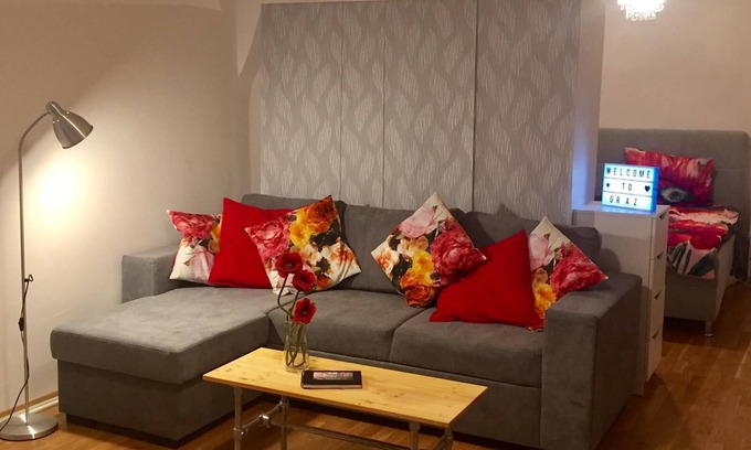 Graz City Centre Apartamento | Studio apartment in the heart of Graz's old town -kitchen, bathroom, WC, balcony