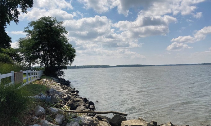 Essex Apartamento | Studio apartment in water view Historic home with WiFi, separate AC/heat