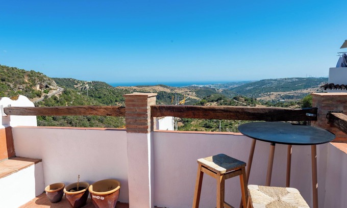 Casares Apartamento | Apartamento estudio 'La Casita De Casares' con vistas al mar, terraza privada y balcón