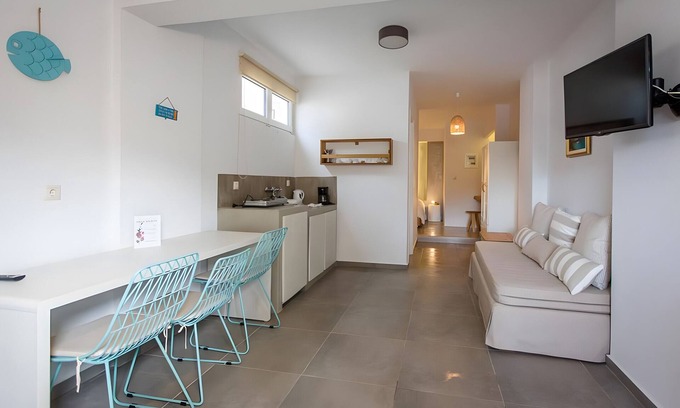 Gavrio Apartamento | Apartamento estudio 'Semisótano -Superior' con vistas a la montaña, Wi-Fi y aire acondicionado.