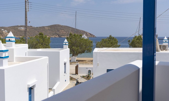 Serifos Apartamento | Apartamento estudio 'Studios Ninemia Serifos 4' con vistas al mar, Wi-Fi y aire acondicionado.