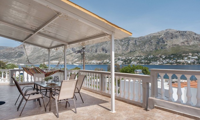 Telendos Apartamento | Estudio 'Telendos' con vistas al mar, Wi-Fi y aire acondicionado