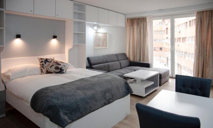 Old Town Apartamento | Studio Apartment Theatre View