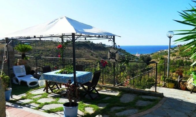 Pompeiana Apartamento | Studio apartment with terrace/garden with sea view