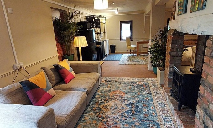 Bedford Apartamento | Studio Apartment with outside decking area and countryside views. Pet Friendly