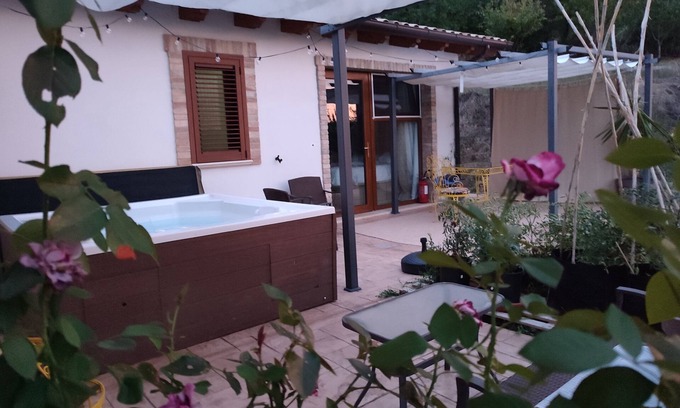 Penne Apartamento | Studio apartment with hot tub and patio in peaceful countryside!