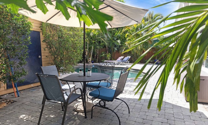 Middle River Terrace Apartamento | Un apartamento limpio y contemporáneo con piscina en un vecindario seguro de Fort Lauderdale.