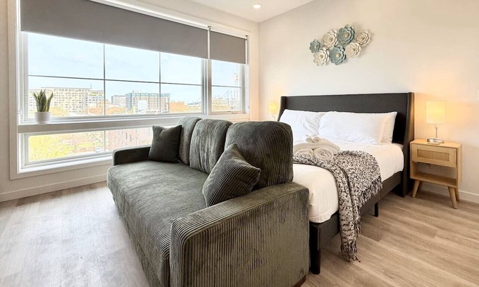 Poplar Apartamento | Studio Apt with Skyline Views, King Bed, and Gym
