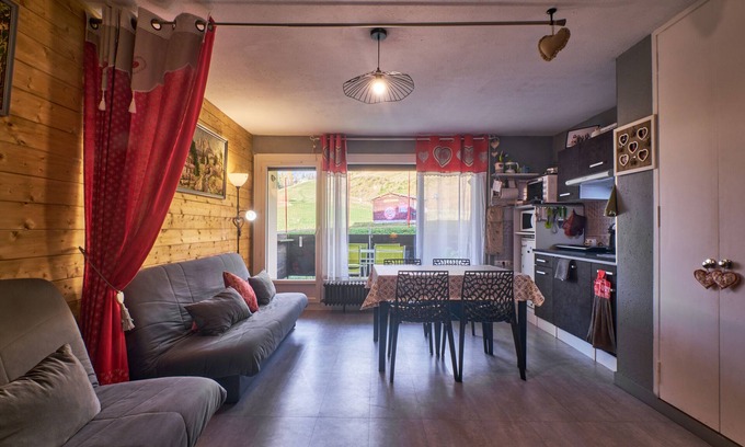 Allevard Apartamento | Estudio 'Au Pieds Pistes Ski Collet' con balcón y Wi-Fi