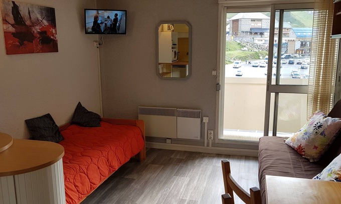 La Mongie Apartamento | Estudio al pie de las pistas, ideal para excursiones, estacionamiento cubierto, balcón.