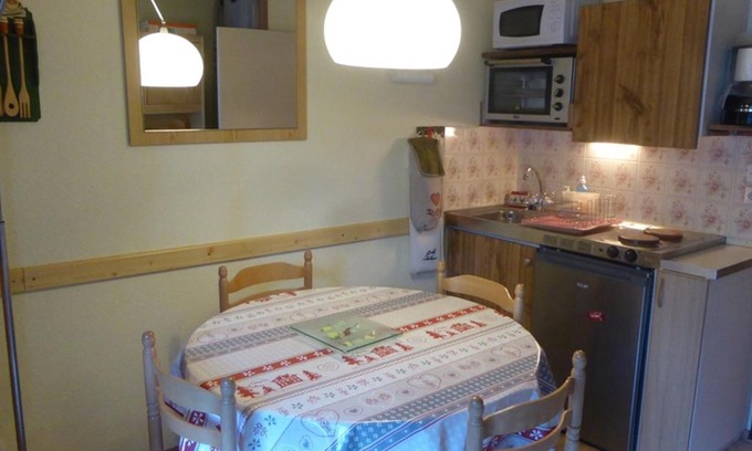 Samoens Apartamento | Studio au centre du village de Samoëns, avec balcon, proche ski-bus, animaux acceptés - FR-1-629-56