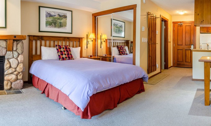 Sun Peaks Cabina | Apartamento de un dormitorio en el centro del pueblo, entrada / salida de esquí