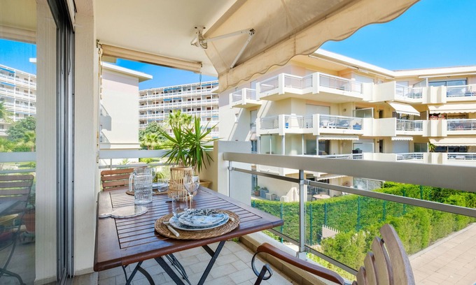 Riou - Petit Juas - Av de Grasse Apartamento | Estudio 'Bellevue Cannes' con vistas a la montaña, piscina compartida y aire acondicionado