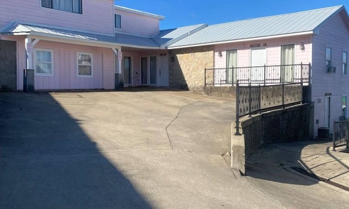 Lake of the Ozarks Apartamento | Studio C Sleep 6- Bachelor/Bachelorette Parties!