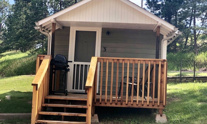 Hot Springs Cabina | Studio cabin on private lake, pet friendly