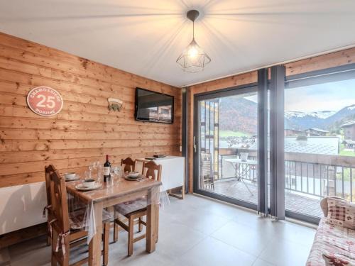 Morzine Apartamento | Studio cabine lumineux 2* à Morzine, proche pistes, balcon Sud-Est, parking privé, 2-4 pers. - FR-1-754-57