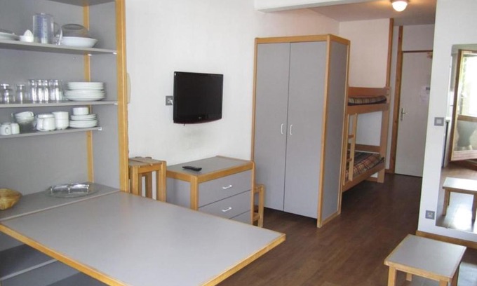 Brides-les-Bains Apartamento | Studio Centre Brides-les-Bains : Balcon, Wi-Fi, Parking, Proche Télécabine & Thermes - FR-1-512-132
