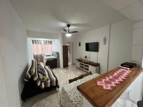 Ponta da Praia Apartamento | Studio Completo - Ótima localização