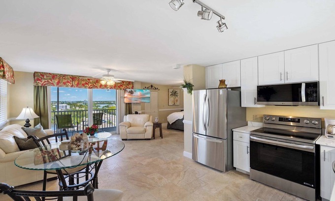 Bonita Springs Condominio | Studio condo across the street from the beach - BBT5902